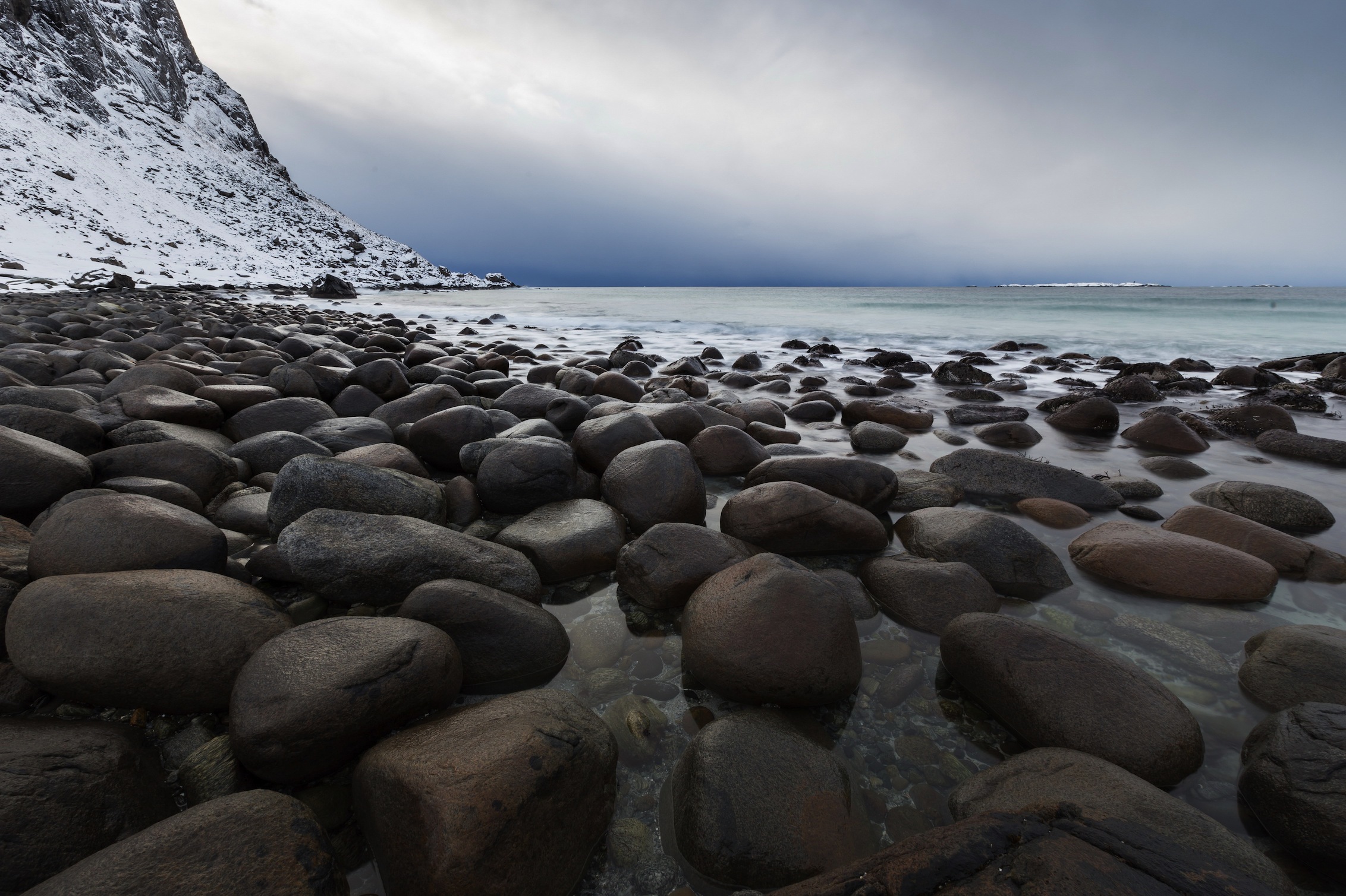 Islak Taşlar - Manzaralı Yapışkan Duvar Kağıdı